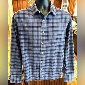 UNTUCKit Men's button front flannel‎ shirt. Sharp blue/Burgundy plaid with logo.